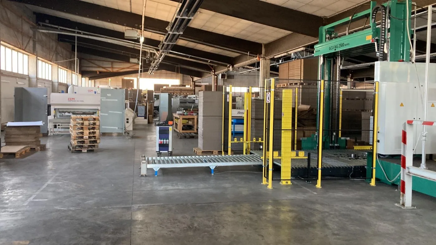 Productiehal met pallets karton en verpakkingsmachines